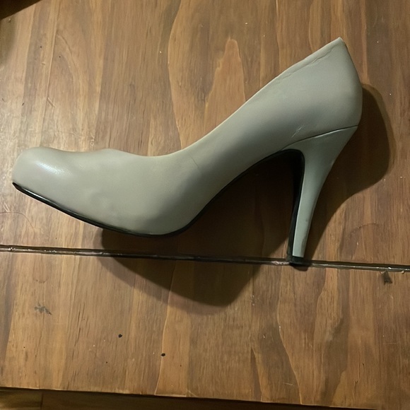 Nine West Rounded Toe Pumps - Picture 2 of 6